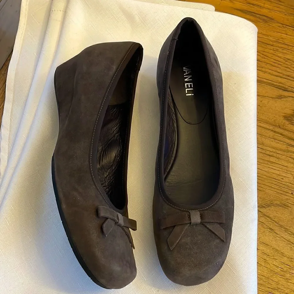 VANELLI BROWN SUEDE BOW LOW WEDGE SHOES.  NEW